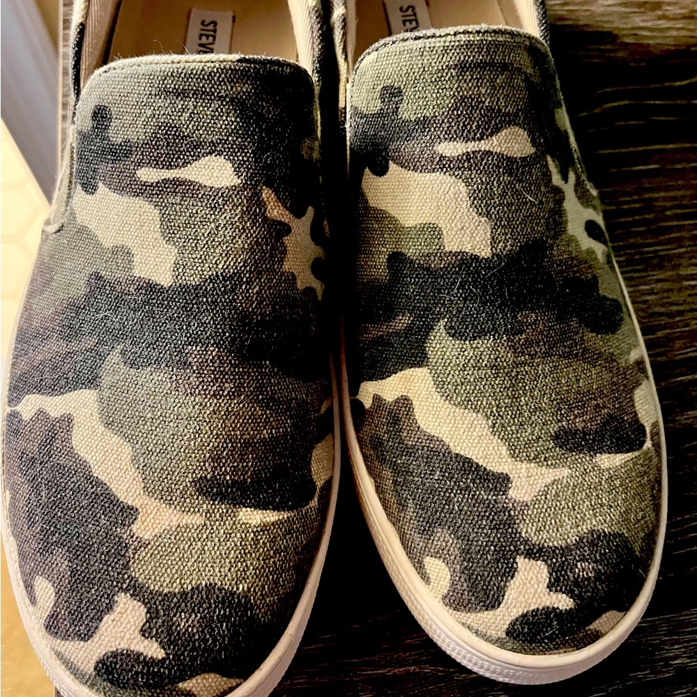 Excellent Condition Woman Steve Madden Camouflage Canvas Slip-ons Size 9M